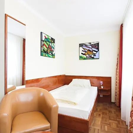 Am Berliner Platz Bed and Breakfast Λάνγκενφελντ